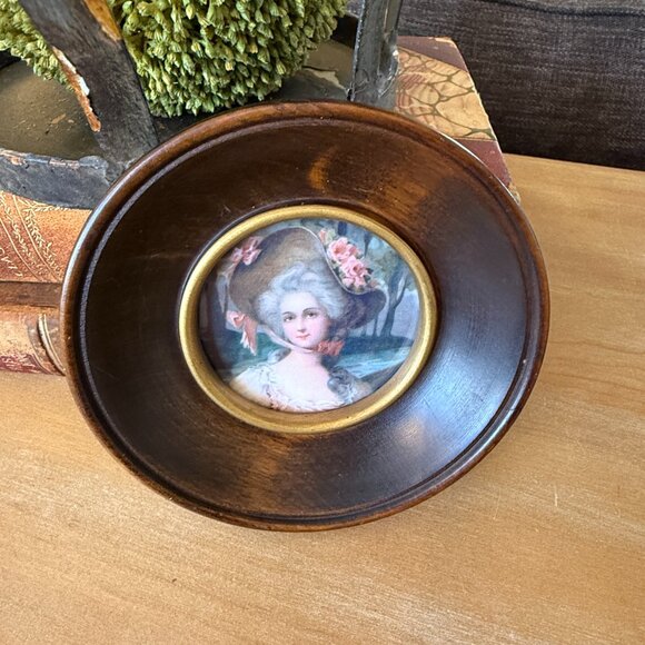 Vintage Round Wood Small Picture of Victorian Lady - Picture 12 of 13